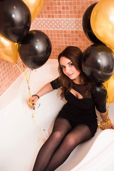 baloons ile 18 doğum gününde doğum günü kızı