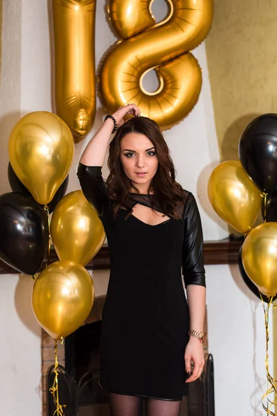 Una cumpleañera en su cumpleaños 18 con globos — Foto de Stock