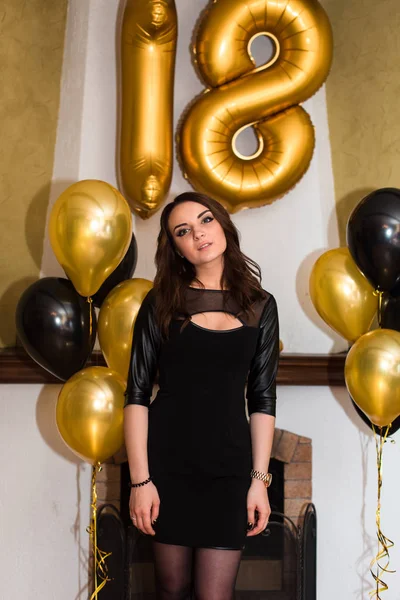 Una cumpleañera en su cumpleaños 18 con globos — Foto de Stock