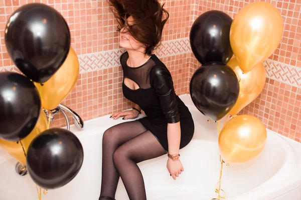 Uma menina de aniversário em seu aniversário de 18 anos com balões — Fotografia de Stock