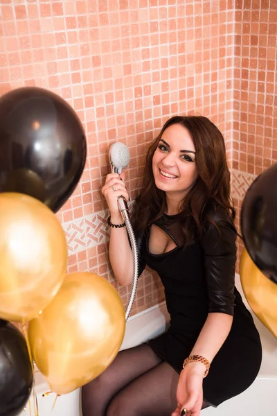 baloons ile 18 doğum gününde doğum günü kızı