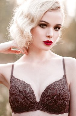 Güzel ve zarif gülümseyen seksi sarışın kadın kırmızı dudaklar ve saç giyen bej liingerie yaz, retro vintage tarzı ve moda alanında açık havada poz dalgalar. Yakın yüzünü iyi düzeltisiz 