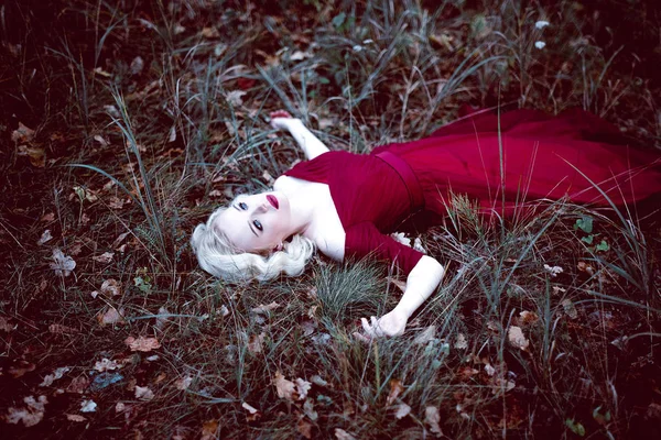 Moda linda jovem loira em belo vestido vermelho em uma floresta de conto de fadas. atmosfera mágica. Tonificação retocada tiro — Fotografia de Stock