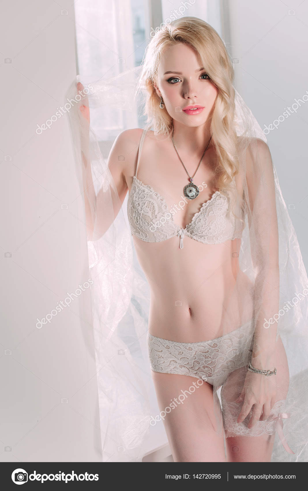 Blonde Dame In Dessous