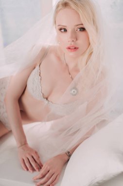 Güzel seksi Bayan düğün peçe giyen zarif beyaz iç çamaşırı. Kapalı modeli kız moda portre. Güzellik sarışın kadın dantel iç çamaşırı. İç çamaşırı kadın vücut. Stüdyo düzeltisiz atış