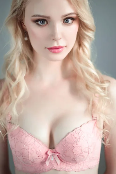 Portré, fiatal gyönyörű szőke szexi nő visel melltartót. Közelről retusált portréja. — Stock Fotó