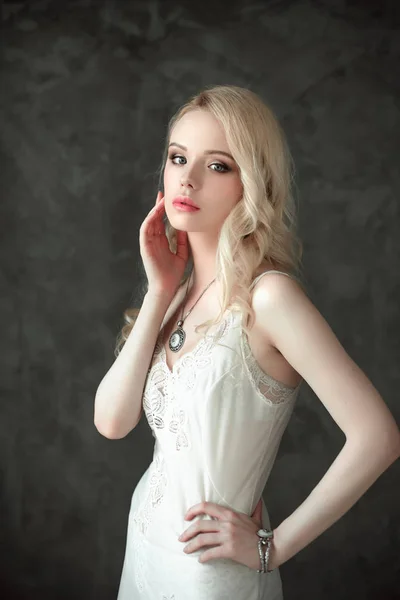 Piękna sexy Pani w elegancki biały bielizna noszenie welon. Portret moda model dziewczyna pomieszczeniu. Piękna Blondynka w Koronki Bielizna. Kobiece ciało w bieliźnie. Strzał studio retuszowane — Zdjęcie stockowe
