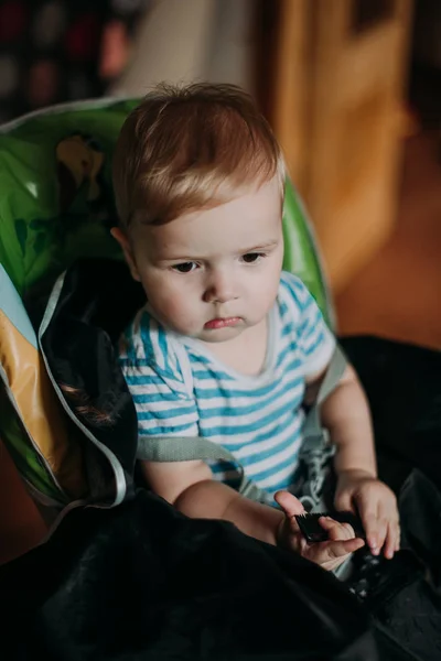 Grave menino de 1 ano durante seu primeiro corte de cabelo — Fotografia de Stock