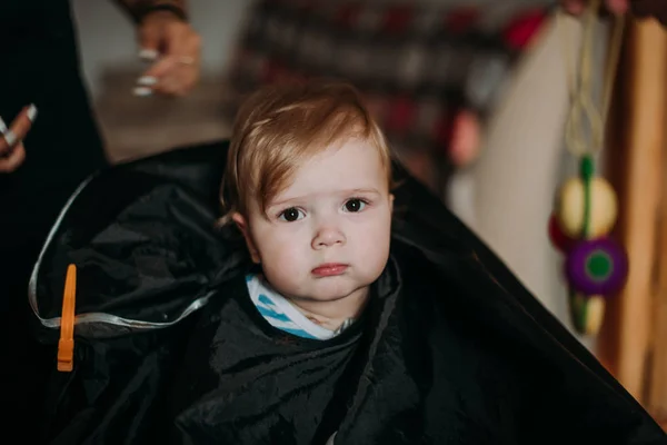 在他第一次理发的严重 1 年婴儿男孩 — 图库照片
