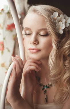 Genç güzel sarışın sabah zaman pencere yakınındaki yatakta BM