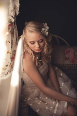 Genç güzel sarışın sabah zaman pencere yakınındaki yatakta BM