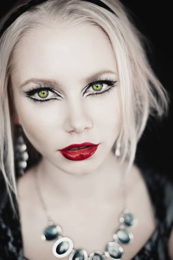 güzel sarışın cesur genç kadın kırmızı dudaklar, büyük gözleri ve e