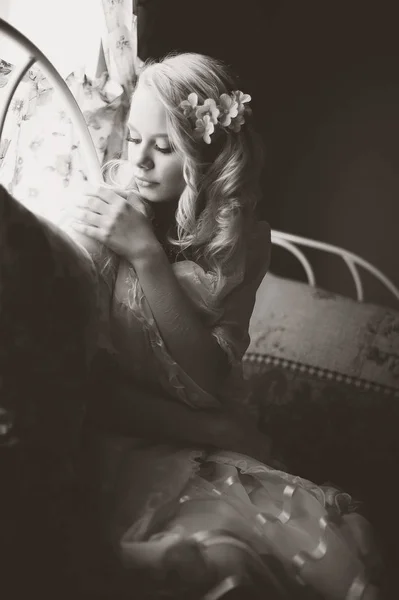 Junge schöne Blondine im Bett zur Morgenzeit in der Nähe von Fenster un — Stockfoto