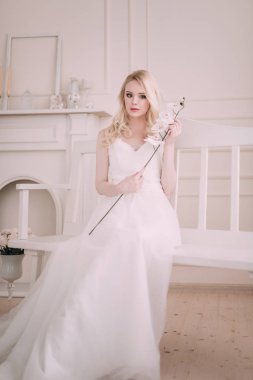 Güzel bir sarışın kız gelinin görüntüdeki portresi. Güzellik yüz. Hafif bir arka plan üzerinde stüdyoda fotoğraf vurdu