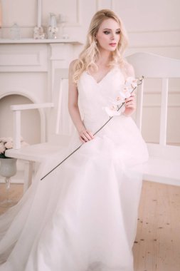 Güzel bir sarışın kız gelinin görüntüdeki portresi. Güzellik yüz. Hafif bir arka plan üzerinde stüdyoda fotoğraf vurdu