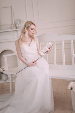 Güzel bir sarışın kız gelinin görüntüdeki portresi. Güzellik yüz. Hafif bir arka plan üzerinde stüdyoda fotoğraf vurdu