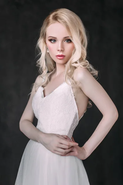 Portret van een mooi blond meisje in beeld van de bruid. Het gezicht van de schoonheid. Foto geschoten in de Studio op een grijze achtergrond — Stockfoto
