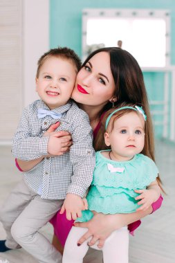 Portret van een gelukkige moeder en haar kinderen in studio