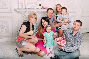 Üç nesil aile birlikte kanepede oturuyor. Klasik portre