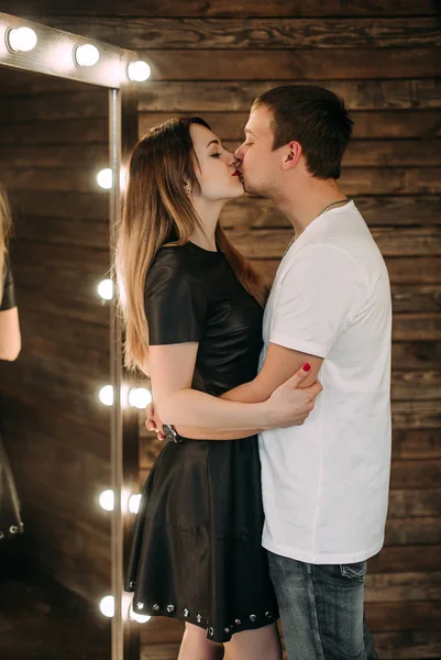 Retrato de pareja joven enamorada posando en el estudio vestida con ropa clásica —  Fotos de Stock