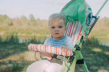 güzel bebek çocuk arabası açık havada oturma