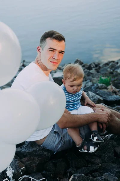 Küçük çocuk 1 yaşında babasıyla oynarken baloons, Doğum günü, yaz — Stok fotoğraf