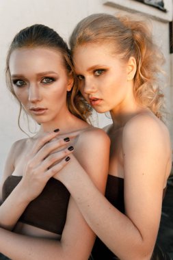 Glamour makyaj iki sokak duvar arka planda karanlık oturan uzun saç stili ile bir kadın. Moda renk portre