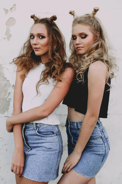 Style de vie et concept de personnes : Portrait de mode de deux filles élégantes meilleurs amis portant des jupes en jeans, à l'extérieur sur le toit. Bonne heure d'été pour s'amuser . — Photo