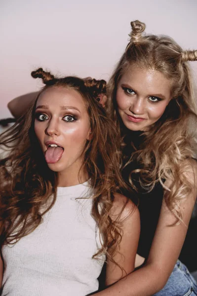 Estilo de vida y el concepto de la gente: Retrato de moda de dos chicas con estilo mejores amigos con faldas vaqueros, al aire libre en el techo. Feliz verano por diversión . — Foto de Stock