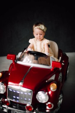 iki düğün - oyuncak araba ile oynayan gelin kılığında kız bebekler