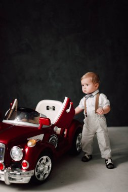 iki düğün - oyuncak araba ile oynayan gelin kılığında kız bebekler