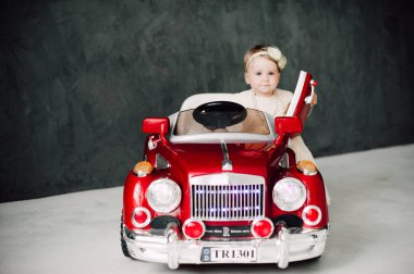 iki düğün - oyuncak araba ile oynayan gelin kılığında kız bebekler