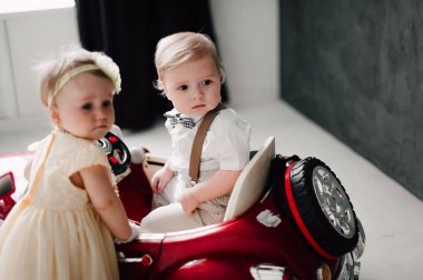 iki düğün - bebekler evlat ve gelin ve damat oyuncak araba ile oynayan kız kostümü