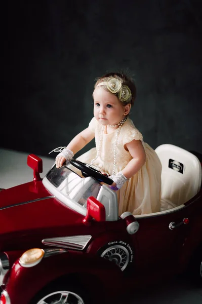 2 결혼식-장난감 자동차를가지고 노는 신부로 분 장 하는 여자 아기 — 스톡 사진