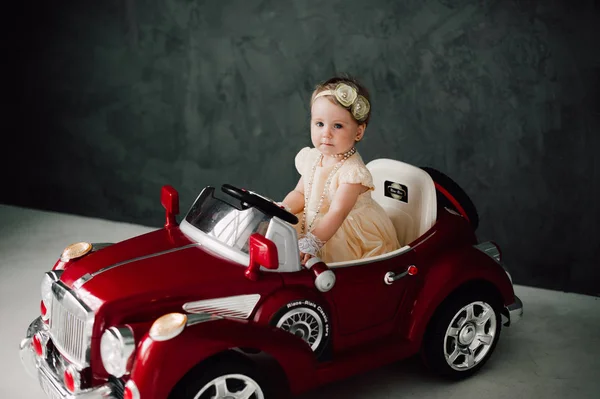 Δύο μωρά γάμου - κοπέλα ντυμένη νύφη παιχνίδι με παιχνίδι αυτοκίνητο — Φωτογραφία Αρχείου