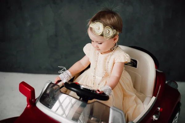 Δύο μωρά γάμου - κοπέλα ντυμένη νύφη παιχνίδι με παιχνίδι αυτοκίνητο — Φωτογραφία Αρχείου