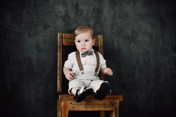 Dos bebés boda - niño vestido de novio, pequeño caballero vestido de pajarita — Foto de Stock