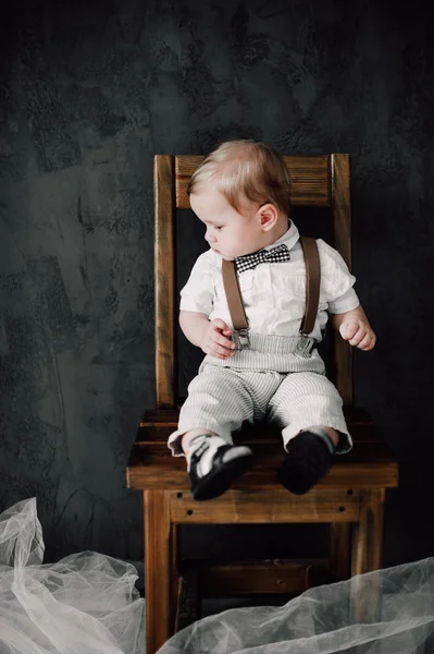 Dos bebés boda - niño vestido de novio, pequeño caballero vestido de pajarita — Foto de Stock