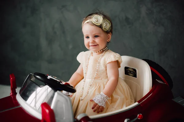 Mariage de deux bébés - fille habillée en mariée jouant avec une voiture jouet — Photo