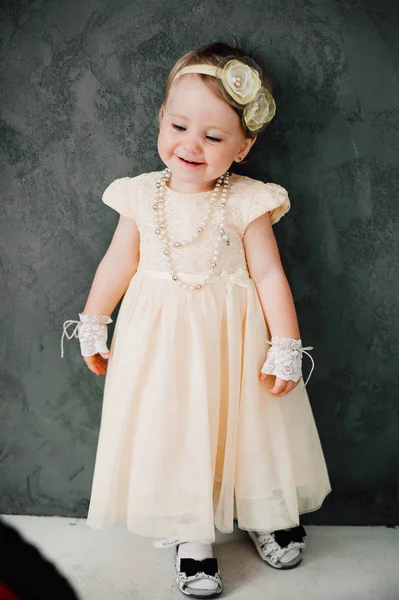 Casamento de dois bebês - menina vestida como noiva — Fotografia de Stock