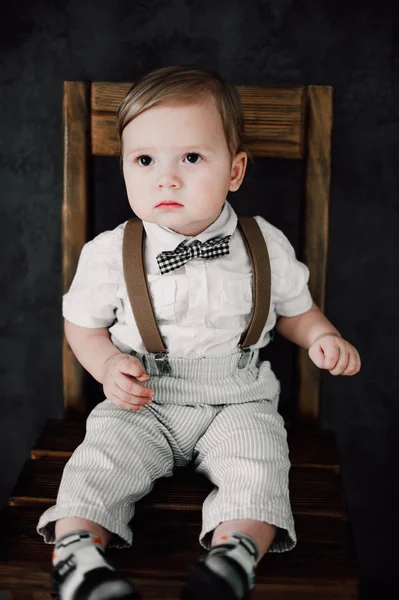 Dos bebés boda - niño vestido de novio, pequeño caballero vestido de pajarita — Foto de Stock