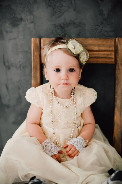 Casamento de dois bebês - menina vestida como noiva — Fotografia de Stock