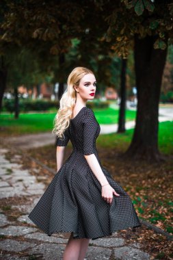 Kırmızı ruj büyük parlak gözleri olan, genç güzel sarışın kız ve sokaklarda ayar güneş trendy kıyafetler poz elbise yapmak