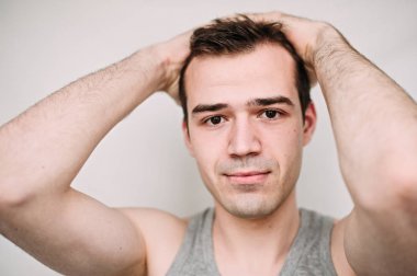 Beyaz üzerine yakışıklı bir genç adam portresi kapatın