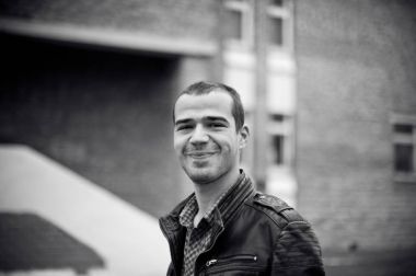 Deri ceketli adamı yoğun siyah beyaz portre üstün