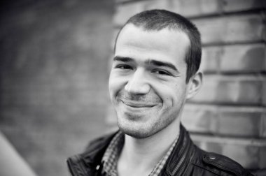 Deri ceketli adamı yoğun siyah beyaz portre üstün