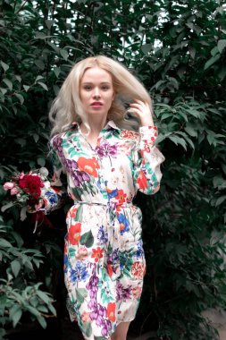 mutlu genç sarışın Avrupa kadınla çimenlerin üzerinde