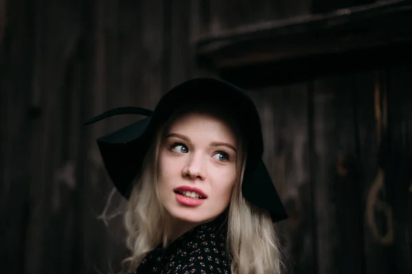 Menina bonita atraente e elegante vestindo chapéu preto em pé posando na cidade. Maquiagem nua, melhor penteado diário e grande estilo de país glamour de moda . — Fotografia de Stock