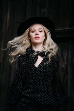 Şehirde poz siyah şapka ayakta giyen güzel çekici ve şık bir kız. Çıplak makyaj, en iyi günlük saç modeli ve büyük moda glamour ülke stil.