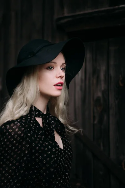 Vackra attraktiva och eleganta flicka klädd svart hatt stående poserar i staden. Naken makeup, bästa dagliga frisyr och bra mode glamour lantlig stil. — Stockfoto